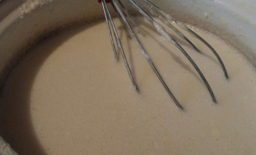 1. Этап. Блины на молоке с мясом: 1. Замесите блины: добавьте в молоко соль, сахар, растительное масло, муку. Замешивайте тесто при помощи венчика или миксера до нужной консистенции. Оставьте на время, пока будет готовиться начинка.