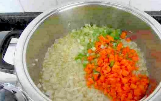 1. Этап. Телятина, тушенная с помидорами: 3. Добавьте их к луку, обжаривайте овощи вместе еще 5 минут.