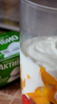 1. Этап. Клубнично-манговый смузи: В чашу для измельчения поместить ягоды клубники, кубики манго и натуральный йогурт. Измельчить до однородности.