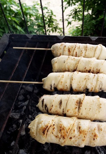 1. Этап. Сырная сосиска в тесте на мангале: Жарить со всех сторон до красивого румяного цвета. Можно испечь и в духовке при 180 градусах, 12-15 минут.