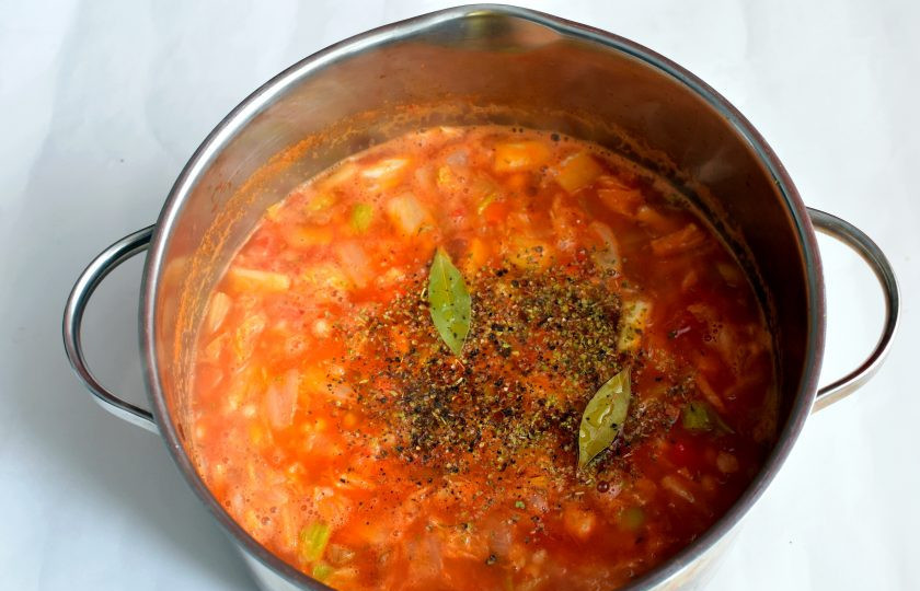 1. Этап. Риболлита: Посолите суп по вкусу, добавьте сухие травы, черный перец и лавровый лист. Доведите до кипения и снимите с огня, накрыв крышкой. Дайте настояться минут 15.