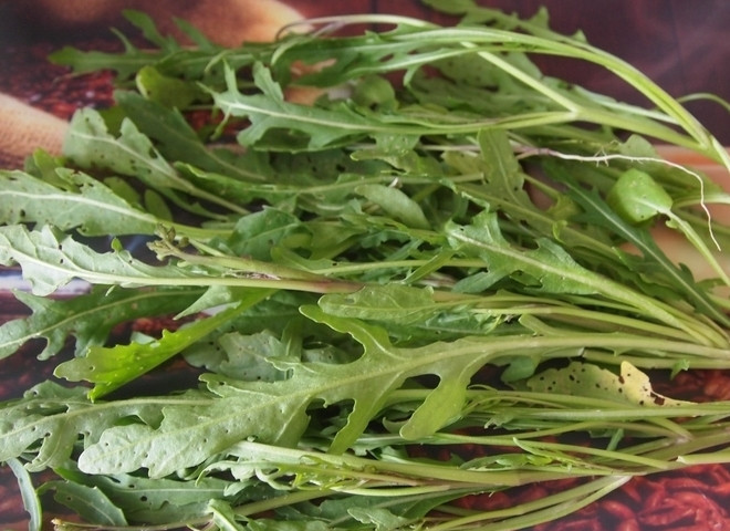 1. Этап. Салат со свеклой и брынзой: 2. Рукколу хорошенько промываю от песка и земли под проточной водой, затем обтираю бумажным полотенцем.