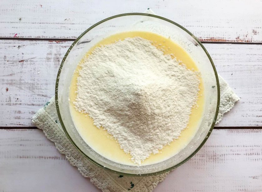 1. Этап. Оладьи на кефире и сметане: Всыпьте просеянную муку и аккуратно перемешайте.