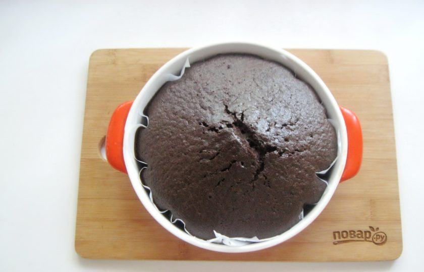 1. Этап. Американский пирог Крейзи кейк: Выпекайте пирог в духовке разогретой до 175-180 градусов 55-60 минут. Готовность проверяйте сухой деревянной палочкой. При накалывании в середине пирога она должна выходить сухой.