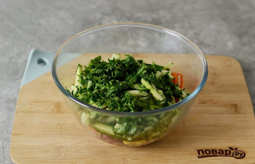 1. Этап. Салат с корейской морковью: Петрушку мелко порубите, добавьте в миску.