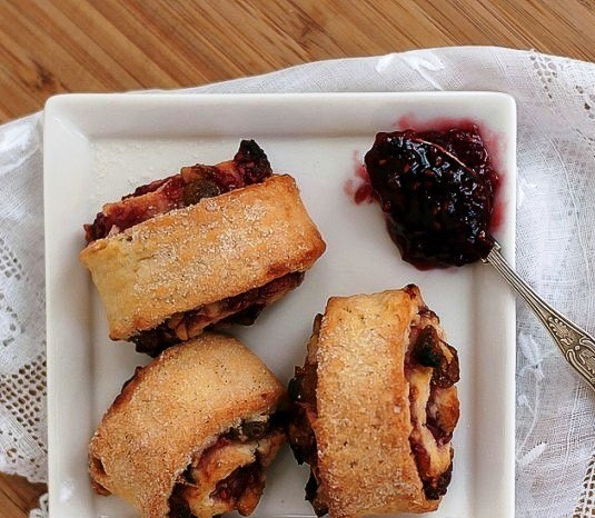 1. Этап. Русские булочки: Остается аккуратно переложить все булочки на смазанный сливочным маслом противень и запечь. Запекаем 25 минут пи 190 градусах. Готово!