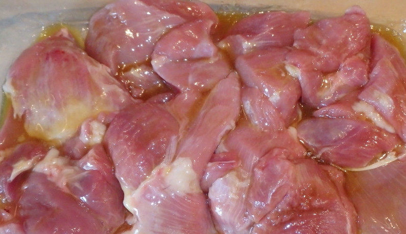 1. Этап. Индейка кусочками, запеченная в духовке: Индейку промойте и обсушите, очистите от пленок и порежьте порционными кусочками. Переложите мясо в форму для запекания. Смешайте мед и горчицу. Залейте этой смесью индейку.