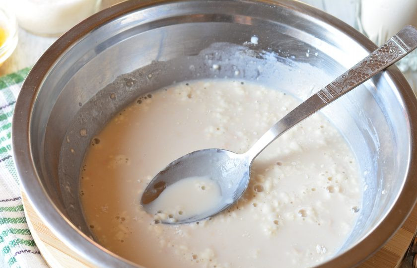 1. Этап. Пышный кулич: Перемешайте опару и дайте постоять под полотенцем 15-20 минут, она должна стать пышной.