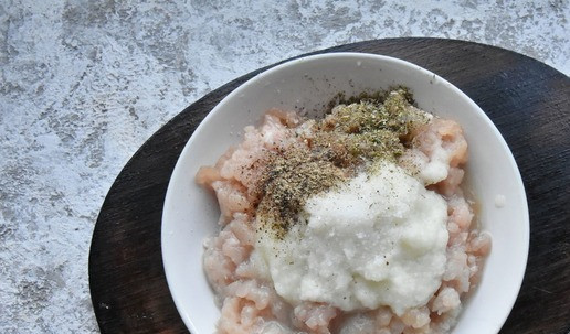 1. Этап. Закуска индилайтовые ножки: Для начинки перекрутите на мясорубке с мелкой решеткой индейку с репчатым луком и чесноком. Всыпьте соль и специи. Вымесите фарш.