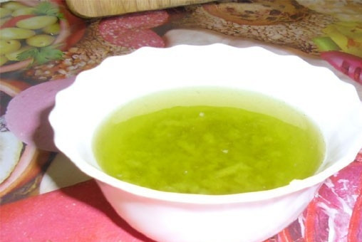 1. Этап. Гренки с чесноком в духовке: Пока хлеб запекается, мы выдавливаем чеснок в глубокую миску и заливаем его оливковым или виноградным маслом. Хорошенько перемешиваем наш соус.