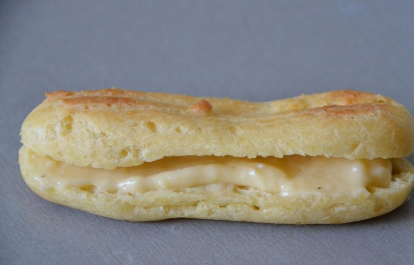 1. Этап. Глазурь для эклеров: Сделайте на эклерах боковой надрез и заполните их кремом.