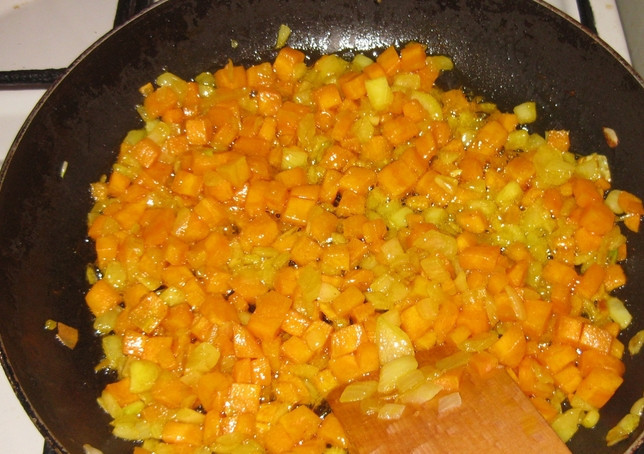 1. Этап. Чечевица с овощами: Также можете добавить другие специи, например — куркуму.