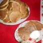 Кабачково-картофельные оладьи Сначала рецепт размещать не планировала, поэтому подготовка упущена. Почищенный кабачок от кожуры и семян, чищенную картошку потереть с помощью кухонного комбайна на крупной терке. Переложить в чашку. Почищенный лук измельчить в комбайне с помощью ножа. Не перекладывая лук в чашу комбайна вернуть тертый кабачок и картошку. Измельчить с помощью ножа (в кашу). Может быть понадобиться несколько заходов, если сразу все не войдет. Овощную кашу переложить в чашку. Раздавить туда чеснок, добавить яйца, соль, перец, соду. Перемешать. Добавить муку, примерно 2 ст, может быть понадобиться больше, в зависимости от сочности кабачка. Тем временем, сковорода уже разогревается, наливаем немного масла, ложкой выкладываем тесто на сковороду и жарим с двух сторон. Когда масло на сковороде исчезнет, можно продолжать жарить на сухой сковороде, что я и делала. Переворачивать эти оладьи нужно с помощью лопатки и вилки. Иначе есть вероятность помучиться. В результате получается хорошая горка оладьев для большой семьи