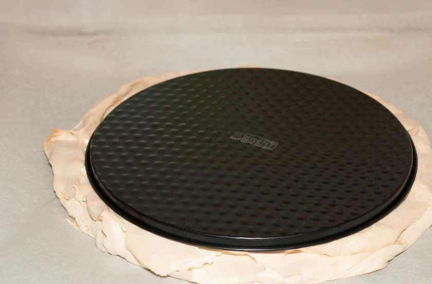 1. Этап. Торт с кремом из сливок: Отрежьте лишние края у меренги. Оставьте её остывать.