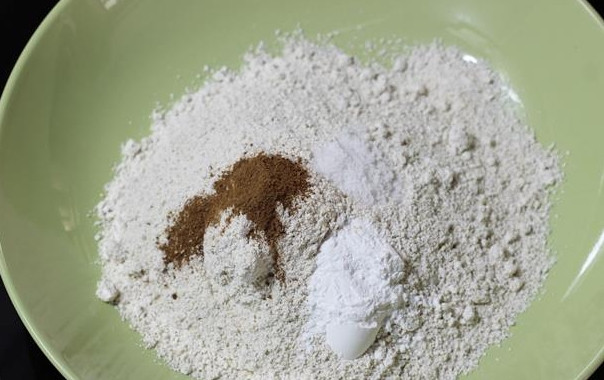 1. Этап. Домашний рецепт блинов: Добавьте к муке корицу, соль и разрыхлитель. Перемешайте.