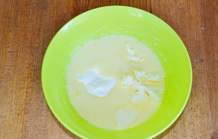 1. Этап. Торт с корицей: Добавьте сметану и размягченное сливочное масло.