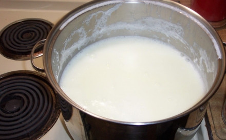 1. Этап. Кисломолочный продукт Наринэ: 1. Молоко наливаем в кастрюлю и доводим о кипения, снимая пенку.