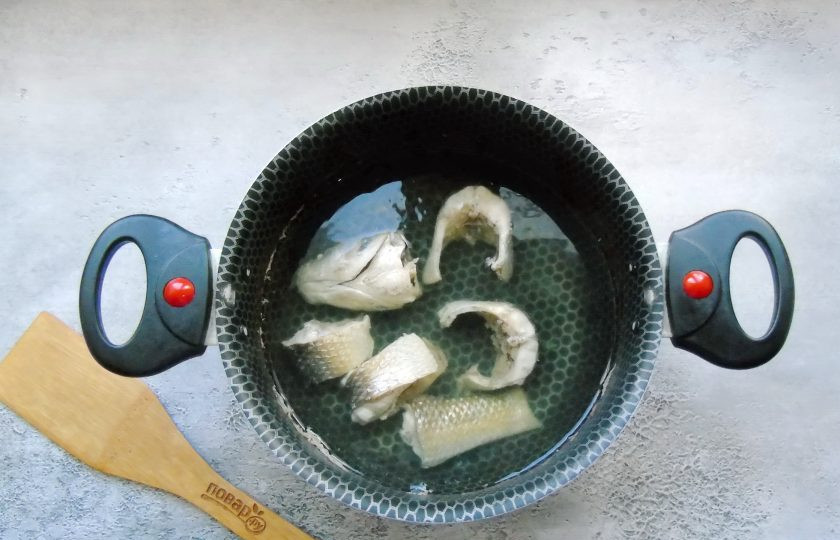 1. Этап. Рыбный суп с булгуром: Доведите до кипения, после огонь убавьте, снимите пену и варите на самом минимальном огне с приоткрытой крышкой кастрюли 20-25 минут.