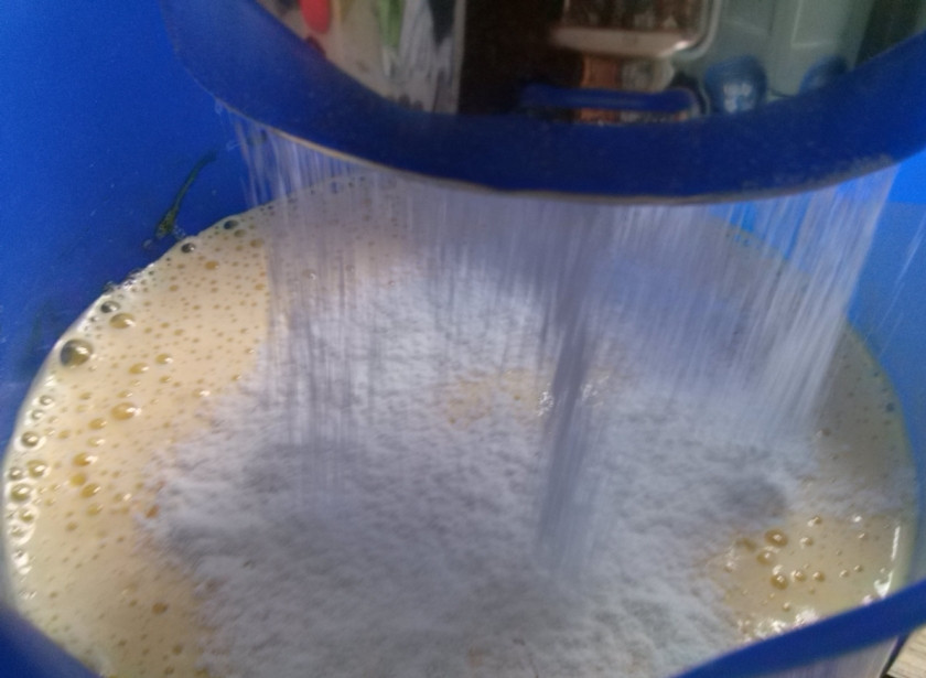 1. Этап. Птичье молоко (торт): Добавьте просеянную муку в два-три приема.