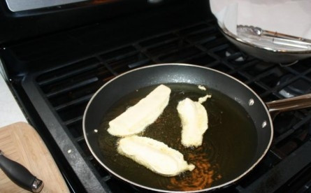 1. Этап. Бананы в кляре простые: 5. Выложите бананы в кляре в хорошо разогретое масло, очень важно: именно в разогретое масло.