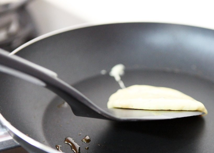 1. Этап. Оладьи из готовой смеси: 6. Переворачивайте обычной кулинарной лопаткой.