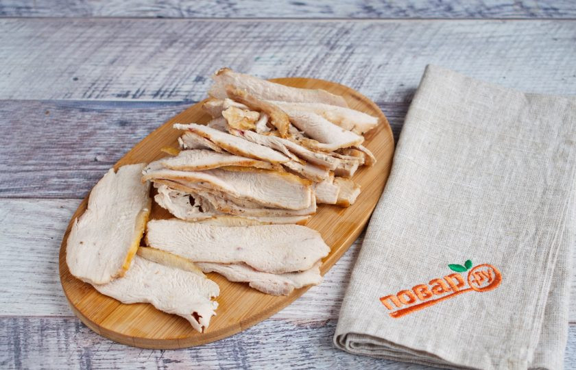 1. Этап. Кебаб (шаурма) из индейки с клюквой: Грудку немного остудите, нарежьте на тонкие ломтики.