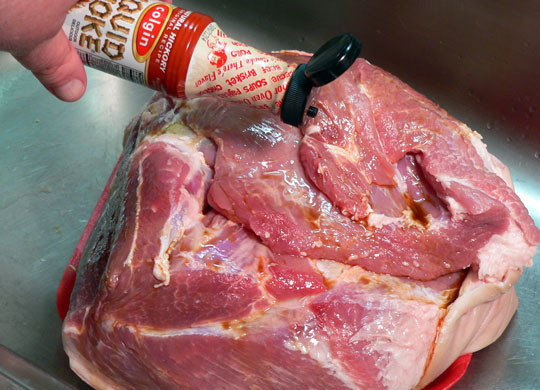 1. Этап. Запеченное мясо в духовке: Покройте всю поверхность острым соусом.