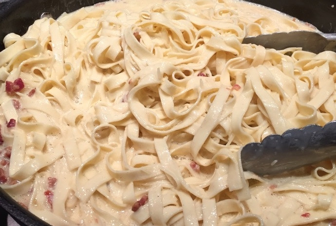 1. Этап. Паста Карбонара с корицей: 4. В отдельной миске взбейте сливки с куриными желтками, добавьте тертый сыр. Залейте смесью все содержимое сковороды. Аккуратно перемешайте все и готовьте на слабом огне до образования густой консистенции.