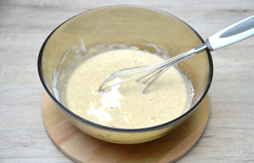 1. Этап. Блины из полбяной муки: Смешайте тесто венчиком, влейте оставшееся молоко.