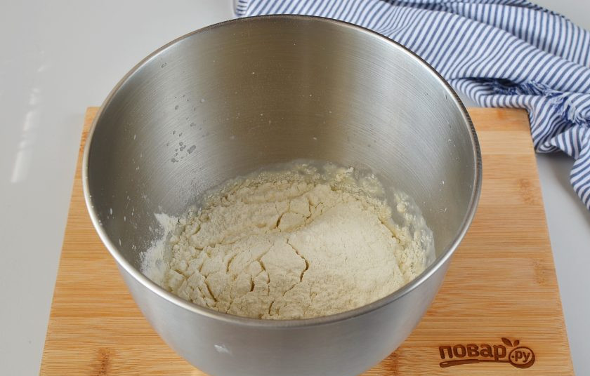 1. Этап. Заварной хлеб: Всыпьте оставшуюся муку, немного ложкой перемешайте, чтобы мука увлажнилась.