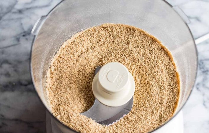 1. Этап. Песочное печенье с шоколадом и маршмеллоу: 2. Измельчите крекеры до мелкой крошки, что больше похожа на муку грубого помола.