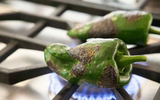 1. Этап. Свинина тушеная с зирой: 1. Перец обжарьте на газу со всех сторон. Остудите немного, снимите кожицу и удалите семена.