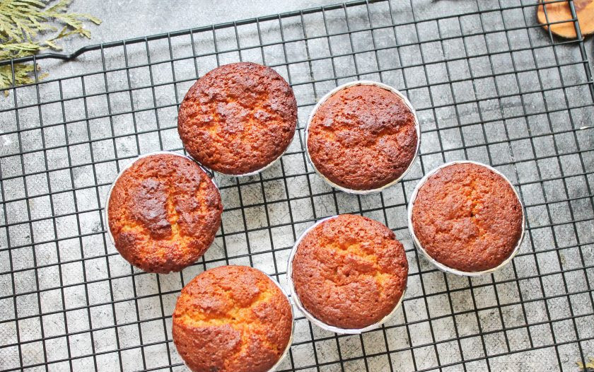 1. Этап. Маффины из миндальной муки: Поставьте формочки с будущими маффинами в горячую духовку и выпекайте при температуре 180 градусов в течение 15-20 минут. Готовые маффины достаньте из духовки и полностью остудите.