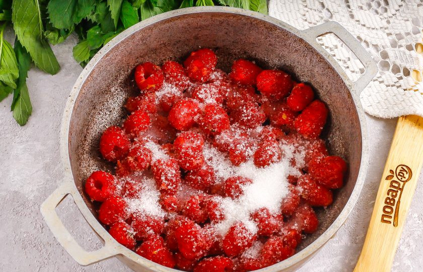 1. Этап. Малиновый топпинг: Всыпьте ее в казан или ковш с антипригарным покрытием, засыпьте сахарным песком и перемешайте. Поместите на плиту и протомите примерно 5-10 минут.