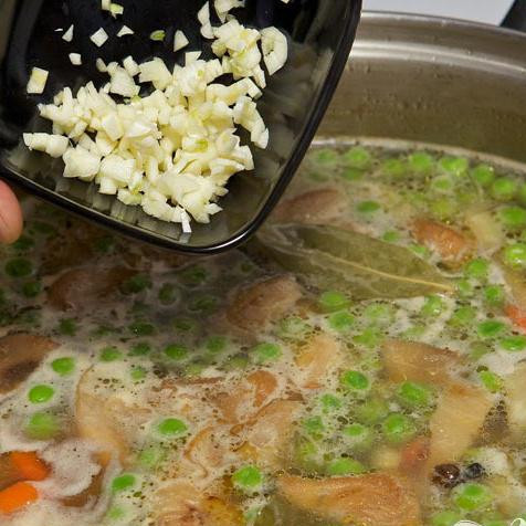 1. Этап. Русский постный суп: Добавьте мелко нарезанный чеснок.