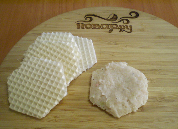 1. Этап. Вафли с фаршем в кляре: 4. Возьмите вафельный коржик, и осторожно намажьте на него фарш равномерным слоем. Накройте вторым вафельным коржиком, и чуть придавите, чтобы они склеились.