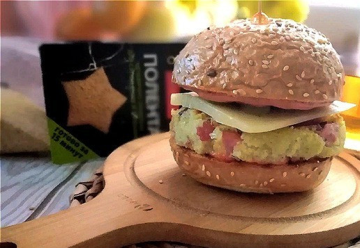 1. Этап. Бургер с чечевично-злаковой котлетой: Подаём. Очень сытный завтрак. Я сделала для себя один. Мне достаточно.