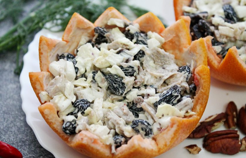 1. Этап. Салат с курицей в грейпфруте: Разложите салат в чашечки из кожуры.