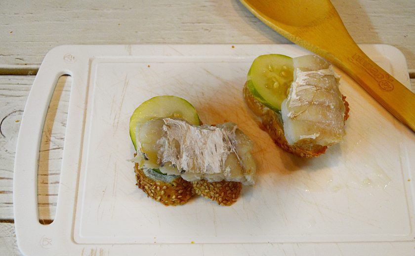 1. Этап. Бутерброды с треской и огурцами: 4. Выложите на ломтики хлеба кусочки рыбы и ломтики огурца.