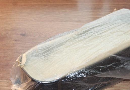 1. Этап. Белый хлеб домашней выпечки: 11. Выкладываем тесто в форму. Накрываем пленкой или пакетом, и оставляем в теплом месте на 15 минут.