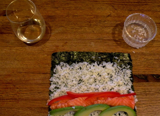 1. Этап. Постные роллы: 3. Промойте и почистите овощи. Нарежьте тонкой соломкой авокадо, болгарский перец, соленый лосось. По несколько полосок ингредиентов выложите у края полоской.