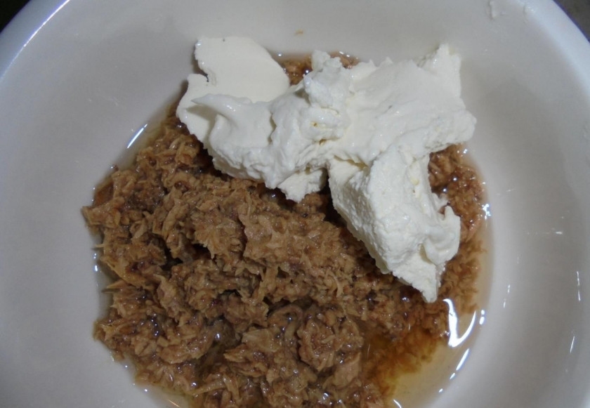 1. Этап. Лаваш с тунцом консервированным: 3. Открываю банку тунца и перекладываю вместе с жидкостью в тарелку, добавляю творожный сыр и перемешиваю.