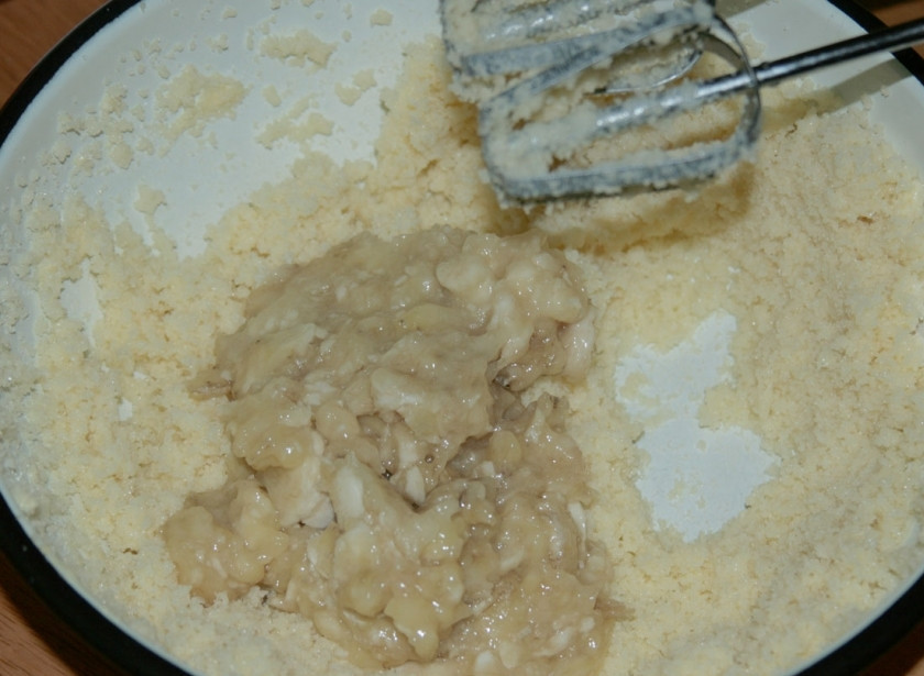 1. Этап. Банановый пирог: Добавляем бананы, перемешиваем.