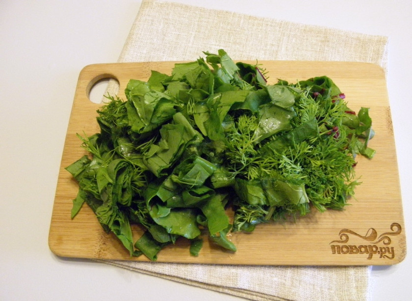 1. Этап. Салат из щавеля: 3. Порежьте не слишком мелко всю зелень, включая щавель.