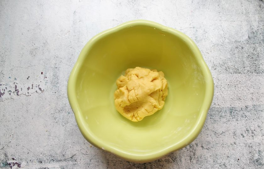 1. Этап. Песочно-слоеное тесто: Быстро замесите мягкое, не липкое тесто. Уберите на 15 минут в холодильник.