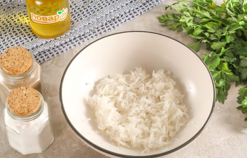 1. Этап. Хрен с майонезом на зиму: Натрите корень хрена на терке с мелкими ячейками в глубокую емкость. Обязательно делайте это на свежем воздухе или под вытяжкой, так как он очень ядреный и может обжечь слизистые глаз и носа.