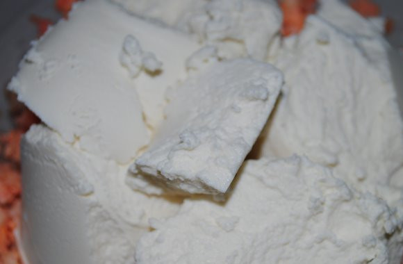 1. Этап. Равиоли в сливочном соусе: Риккоту смешать с охлажденным рыбным фаршем.