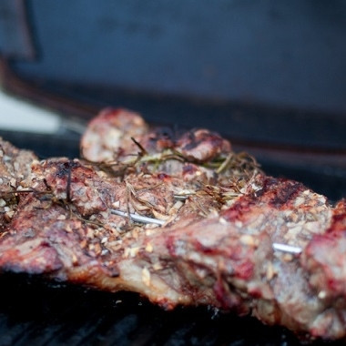 1. Этап. Баранья нога на гриле: 5. По истечению указанного в 4-ом шаге времени обжарьте баранью ногу на гриле. Не забудьте, что кусок мяса - достаточно тонкий, поэтому обжаривайте его совсем недолго.