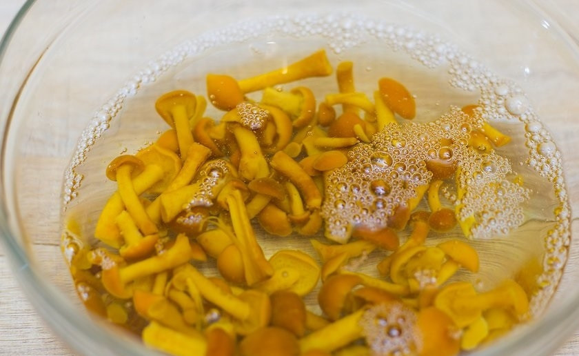 1. Этап. Грибы лисички: 1. Вымойте грибы под проточной водой, затем поместите их в миску и залейте холодной водой, оставьте на 5-10 минут.