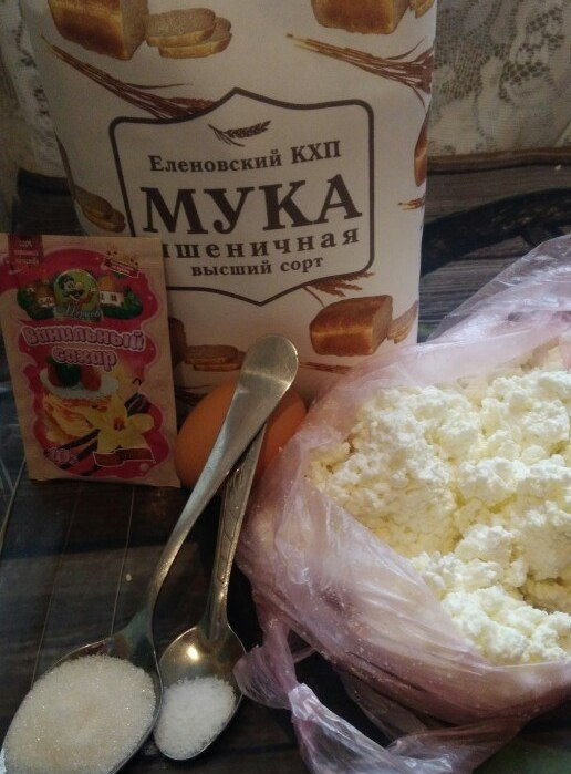 1. Этап. Сырники из домашнего творога: 1. Из домашнего творога я больше всего люблю готовить сырнички. Они получаются очень плотными и вкусными. Сейчас на прилавках магазина очень сложно найти качественный творог, зачастую сырники из магазинного творога расплываются.